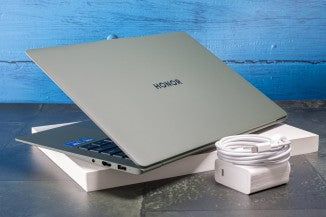 Honor MagicBook Art 14'ün 2025 modeli inceleniyor