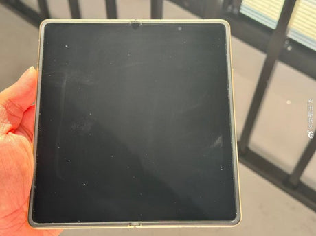 Honor yöneticisi Magic V6'nın kıvrımsız ekranını sergiliyor