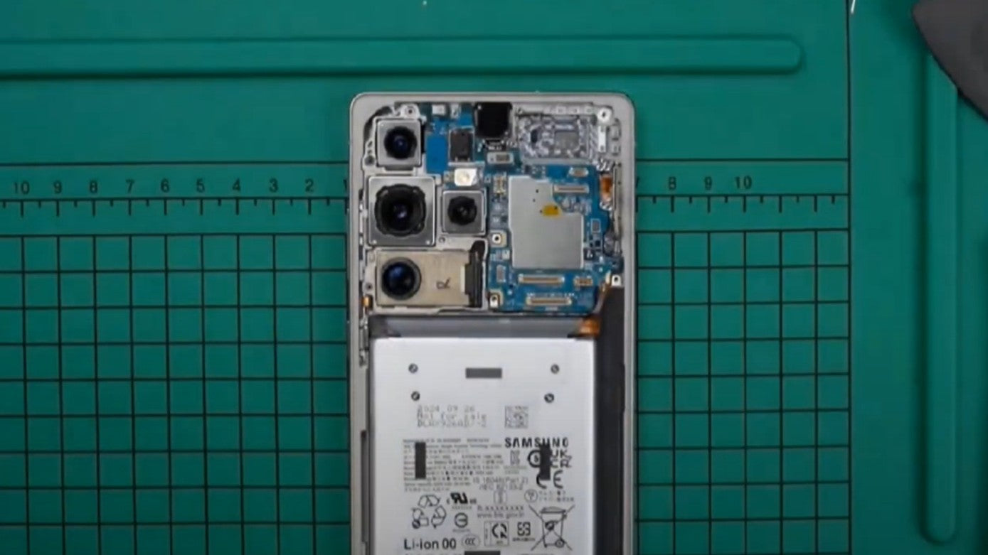 Samsung Galaxy S25 Ultra'nın teardown videosu ile parçalara ayrılma işlemi gerçekleştirildi