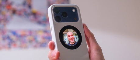 Selfix iPhone Kılıfı: Arka Ekran ve microSD Yuvası