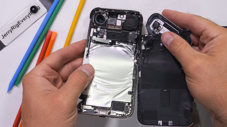 iPhone Air'in parçalarına ayrılması, karmaşık iç tasarımının daha fazlasını sergiliyor. 

(Note: The translation provided is in Turkish)