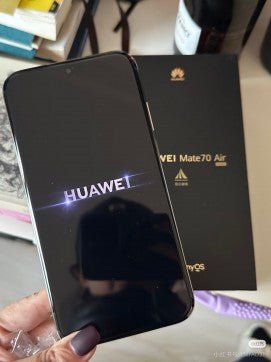 Huawei Mate 70 Air kameraya poz veriyor - Tekno Muaz