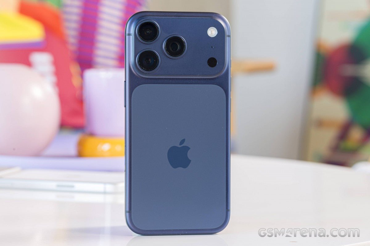 iPhone 18 Pro'nun ilginç yeni arka tasarıma sahip olacağı ve daha küçük bir ekran deliği olacağı söyleniyor. 

Translation: iPhone 18 Pro'nun ilginç yeni arka tasarımına sahip olacağı ve daha küçük bir ekran deliği olacağı söyleniyor. - Tekno Muaz